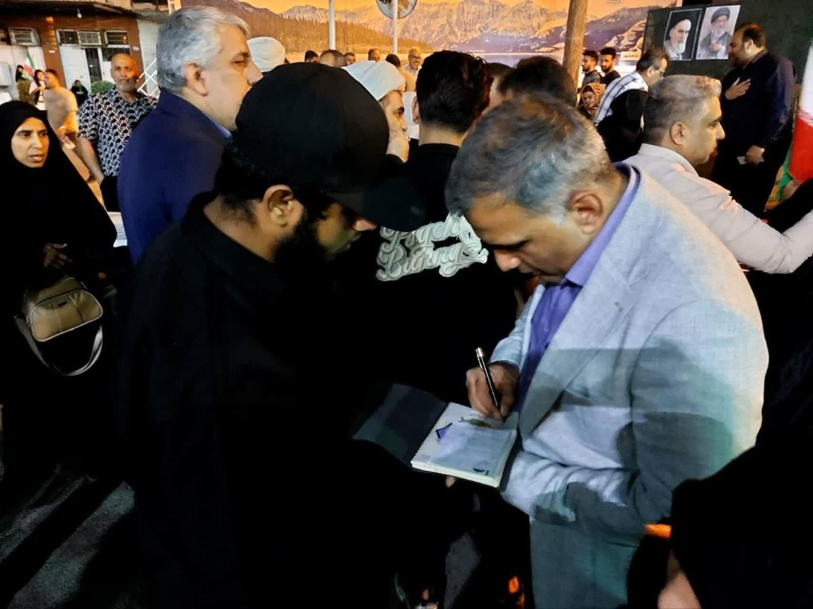 استقرار میز خدمت واحد کار و خدمات اشتغال منطقه ویژه اقتصادی پتروشیمی، در میدان امام خمینی(ره) شهرستان بندرماهشهر