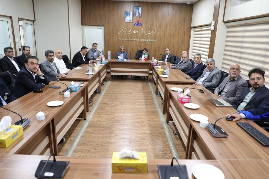 تأکید معاون وزیر نفت بر تقویت پیوند پژوهش و صنعت در بازدید از شرکت پژوهش و فناوری پتروشیمی مرکز ماهشهر